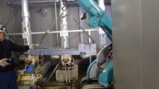 ベースを設置するためにミニクレーンで釣り上げています