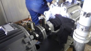 配管を接続したら心出し作業